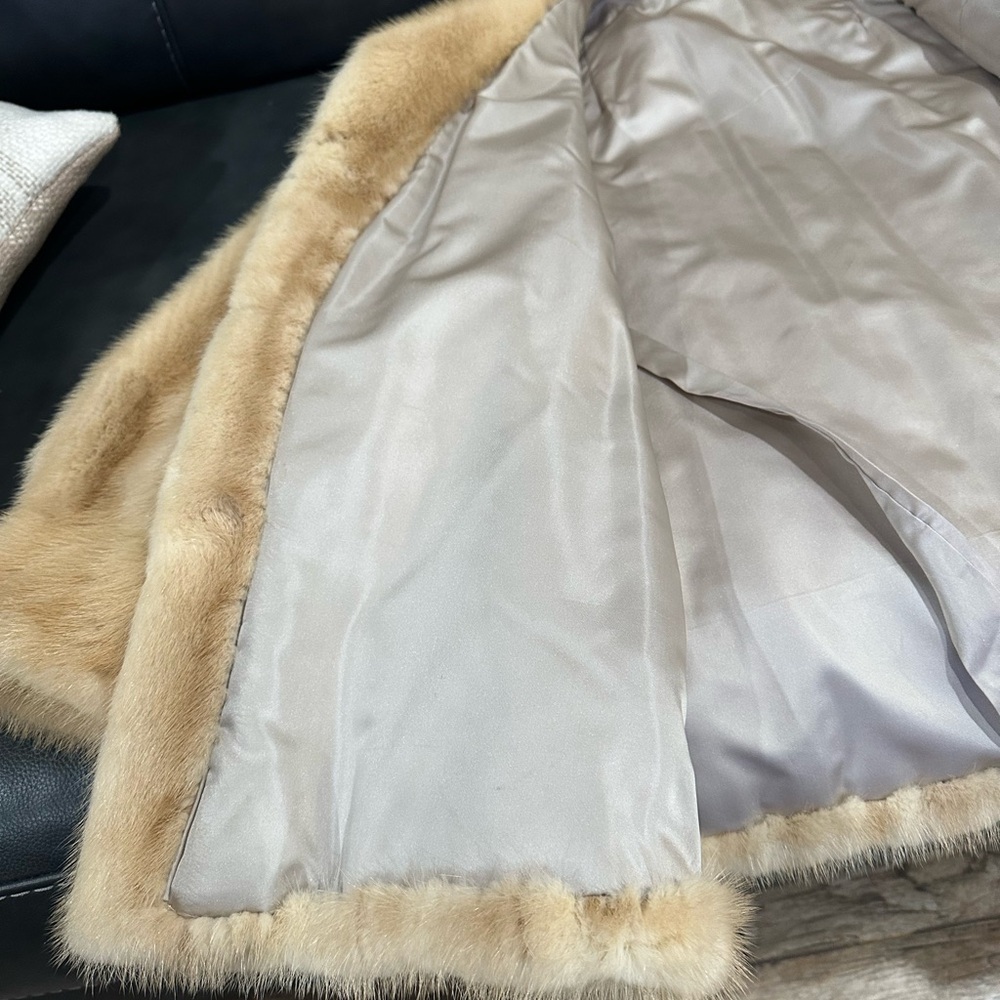 Luxurious Tan Faux Fur Coat with Matching Hat - Picture 12 of 15